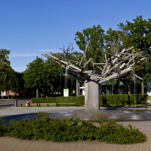 Strūklaka „Kāpu priede” (Gunārs Platpīrs) Strūklaka „Kāpu priede” (Gunārs Platpīrs)