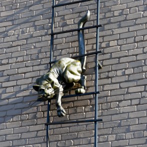 Skursteņslauķa un kaķa skulptūra Skursteņslauķa un kaķa skulptūra