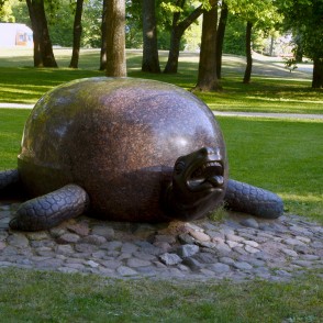 Skulptūra - Bruņurupucis (Viktors Suškēvičs) Skulptūra - Bruņurupucis (Viktors Suškēvičs)