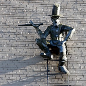 Skursteņslauķa un kaķa skulptūra Skursteņslauķa un kaķa skulptūra