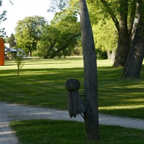 Koka skulptūra Reņķa dārzā Koka skulptūra Reņķa dārzā