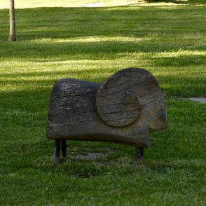 Koka skulptūra Reņķa dārzā Koka skulptūra Reņķa dārzā