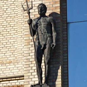 Skulptūra ēkas fasādē (Dzintaru 20A, Ventspils) Skulptūra ēkas fasādē (Dzintaru 20A, Ventspils)