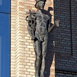 Skulptūra ēkas fasādē (Dzintaru 20A, Ventspils) Skulptūra ēkas fasādē (Dzintaru 20A, Ventspils)