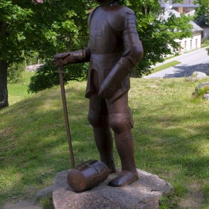 Čuguna bruņinieka skulptūra Aizputē Čuguna bruņinieka skulptūra Aizputē
