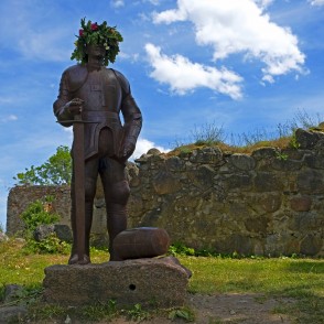 Bruņinieka skulptūra pie Aizputes ordeņa pils Bruņinieka skulptūra pie Aizputes ordeņa pils