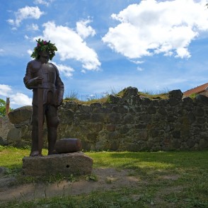 Čuguna bruņinieka skulptūra pie Aizputes pils Čuguna bruņinieka skulptūra pie Aizputes pils