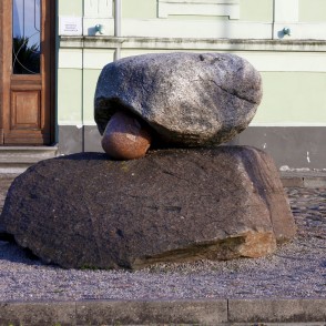 Yoshio Yagi (Japāna), skulptūra "Daba dažkārt iecērt zobus" Yoshio Yagi (Japāna), skulptūra "Daba dažkārt iecērt zobus"
