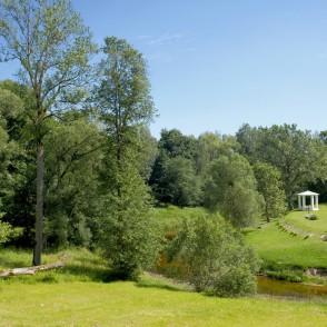 Pededzes upes zaļā promenāde un Sapņu templis Litenē Pededzes upes zaļā promenāde un Sapņu templis Litenē