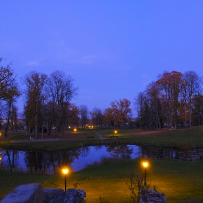 Gulbenes pils parks naktī Gulbenes pils parks naktī
