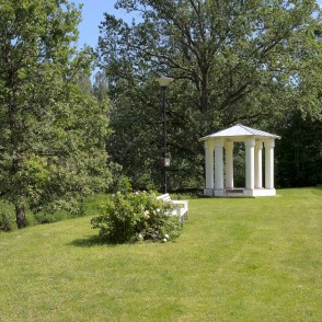 Pededzes upes zaļā promenāde un Sapņu templis Litenē Pededzes upes zaļā promenāde un Sapņu templis Litenē