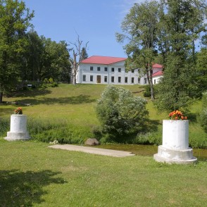 Pededzes upes zaļā promenāde un Sapņu templis Litenē Pededzes upes zaļā promenāde un Sapņu templis Litenē