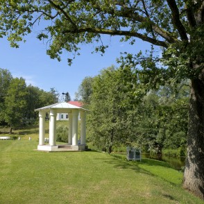 Pededzes upes zaļā promenāde un Sapņu templis Litenē Pededzes upes zaļā promenāde un Sapņu templis Litenē