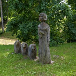 Koka skulptūras Kazdangas parkā Koka skulptūras Kazdangas parkā