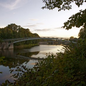 Arkveida gājēju tilts pār Ogres upi Arkveida gājēju tilts pār Ogres upi