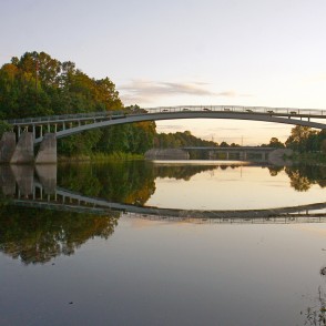 Arkveida gājēju tilts pār Ogres upi Arkveida gājēju tilts pār Ogres upi