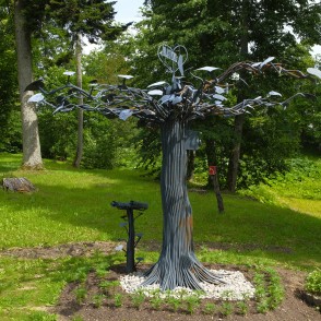 Skulptūra "Mīlas koks" Kazdangā Skulptūra "Mīlas koks" Kazdangā