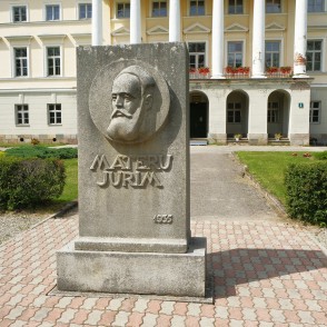 Piemineklis Jurim Māteram pie Kazdangas pils Piemineklis Jurim Māteram pie Kazdangas pils