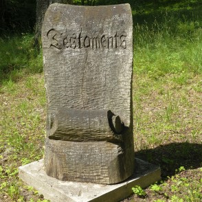 Koka skulptūras Kazdangas parkā Koka skulptūras Kazdangas parkā