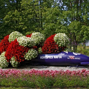 Bobsleja komanda - Jaunpilsētas laukumā Bobsleja komanda - Jaunpilsētas laukumā