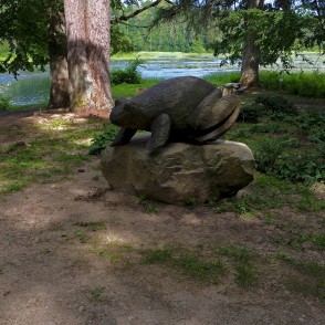 Vardes koka skulptūra Kazdangas parkā Vardes koka skulptūra Kazdangas parkā