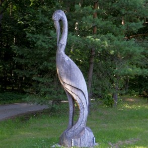 Dzērves koka skulptūra Kazdangas parkā Dzērves koka skulptūra Kazdangas parkā