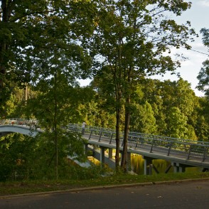 Arkveida gājēju tilts pār Ogres upi Arkveida gājēju tilts pār Ogres upi