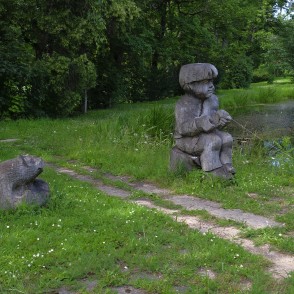 Koka skulptūras Kazdangas parkā Koka skulptūras Kazdangas parkā