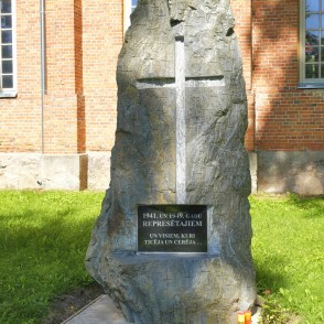 Piemineklis represēto piemiņai pie Budbergas luterāņu baznīcas Piemineklis represēto piemiņai pie Budbergas luterāņu baznīcas