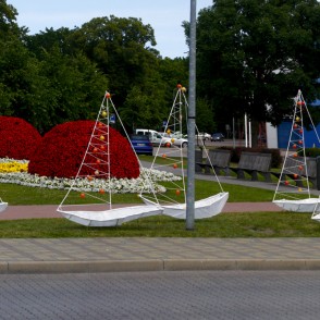 Puķu skulptūra “Mārīšu ģimene” Pārventā Puķu skulptūra “Mārīšu ģimene” Pārventā