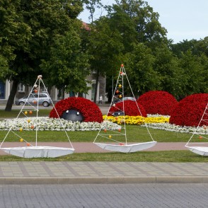Puķu skulptūra “Mārīšu ģimene” Pārventā Puķu skulptūra “Mārīšu ģimene” Pārventā