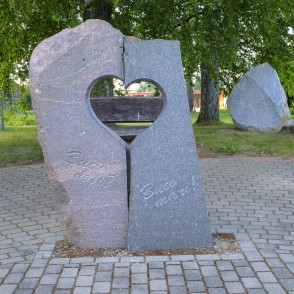 Skulptūra - Bučotava, Mīlestības skvēriņš, Palsmane Skulptūra - Bučotava, Mīlestības skvēriņš, Palsmane