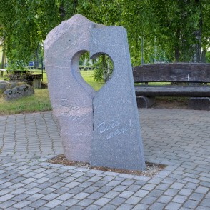 Skulptūra - Bučotava, Mīlestības skvēriņš, Palsmane Skulptūra - Bučotava, Mīlestības skvēriņš, Palsmane