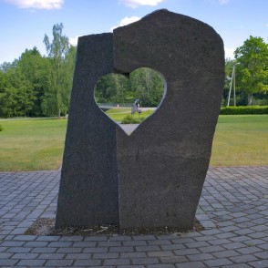 Skulptūra - Bučotava, Mīlestības skvēriņš, Palsmane Skulptūra - Bučotava, Mīlestības skvēriņš, Palsmane