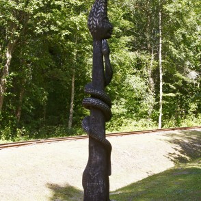 Zigmunds Bielis, koka skulptūra "Džungļu skūpsts" Zigmunds Bielis, koka skulptūra "Džungļu skūpsts"