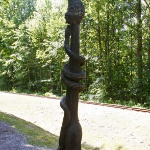 Zigmunds Bielis, koka skulptūra "Džungļu skūpsts" Zigmunds Bielis, koka skulptūra "Džungļu skūpsts"