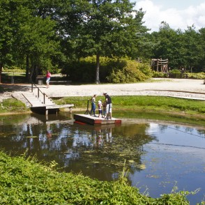 Peldošās platformas atrakcija Peldošās platformas atrakcija