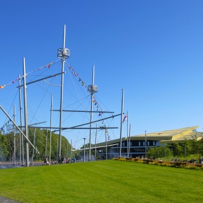 Ventspils Lielā laukuma strūklaka un Koncertzāle "Latvija" Ventspils Lielā laukuma strūklaka un Koncertzāle "Latvija"