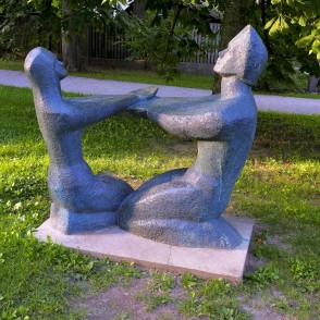 L. Rezevskas skulptūra "Divi" (1975) L. Rezevskas skulptūra "Divi" (1975)