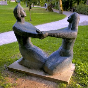 L. Rezevskas skulptūra "Divi" (1975) L. Rezevskas skulptūra "Divi" (1975)