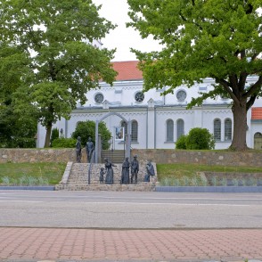 Saldus Sv. Jāņa luterāņu baznīca un bronzas skulptūras Saldus Sv. Jāņa luterāņu baznīca un bronzas skulptūras