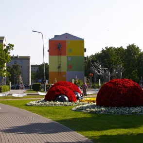 Puķu skulptūra “Mārīšu ģimene” Pārventā Puķu skulptūra “Mārīšu ģimene” Pārventā