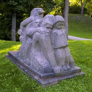 L. Rezevskas skulptūra "Sāpju ceļi" (1986) L. Rezevskas skulptūra "Sāpju ceļi" (1986)