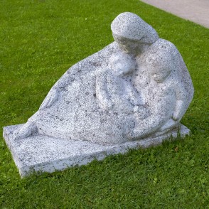 L. Rezevskas skulptūra "Māte ar bērniem" (1970) L. Rezevskas skulptūra "Māte ar bērniem" (1970)