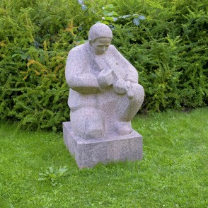 L. Rezevskas skulptūra "Tautas muzikants" (1977) L. Rezevskas skulptūra "Tautas muzikants" (1977)