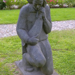 L. Rezevskas skulptūra "Spēlmanītis Tots" (1987) L. Rezevskas skulptūra "Spēlmanītis Tots" (1987)