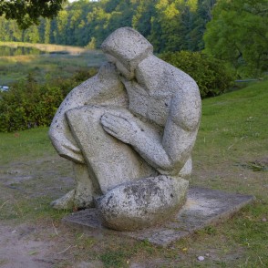 L. Rezevskas skulptūra "Koklētājs" (1975) L. Rezevskas skulptūra "Koklētājs" (1975)