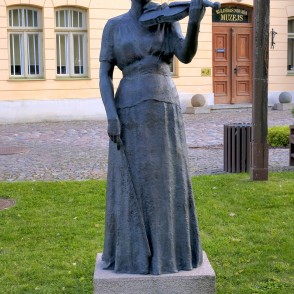 L. Rezevskas skulptūra "Vijolniece Lida Rubene" (1951) L. Rezevskas skulptūra "Vijolniece Lida Rubene" (1951)