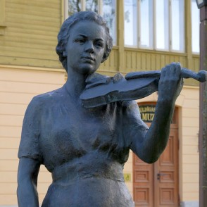 L. Rezevskas skulptūra "Vijolniece Lida Rubene" (1951) L. Rezevskas skulptūra "Vijolniece Lida Rubene" (1951)