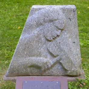 L. Rezevskas skulptūra "Vijolnieks" (1956) L. Rezevskas skulptūra "Vijolnieks" (1956)